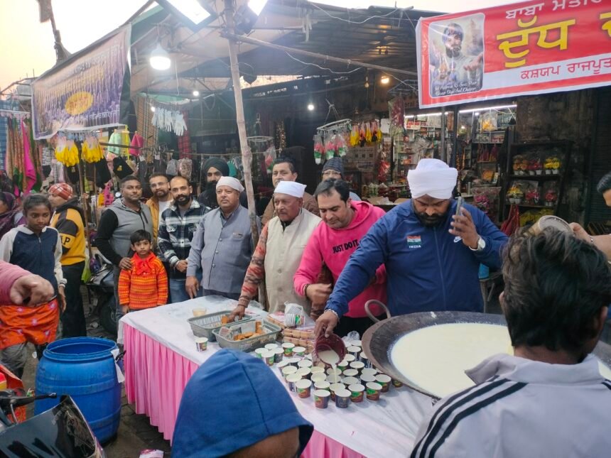 नीलकंठ सेवादल एवं कश्यप राजपूत सभा करतारपुर में लगाया दूध का लंगर