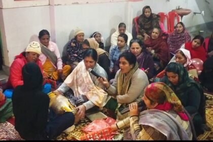 प्राचीन शिव मंदिर में मासिक संकीर्तन दौरान श्रद्धालु हुए मंत्रमुग्ध