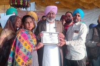 ਪਿੰਡ ਖਡਿਆਲ ਵਿਖੇ ਵਿੱਤ ਮੰਤਰੀ ਹਰਪਾਲ ਸਿੰਘ ਚੀਮਾ ਨੇ 96 ਐੱਸ.ਸੀ.ਪਰਿਵਾਰਾਂ ਨੂੰ ਪਲਾਟਾਂ ਦੇ ਮਾਲਕੀ ਹੱਕ ਦੀਆਂ ਸਨਦਾਂ ਸੌਂਪੀਆਂ, ਸਾਲ 1988 ਤੋਂ ਅਧੂਰੀ ਸੀ ਮੰਗ