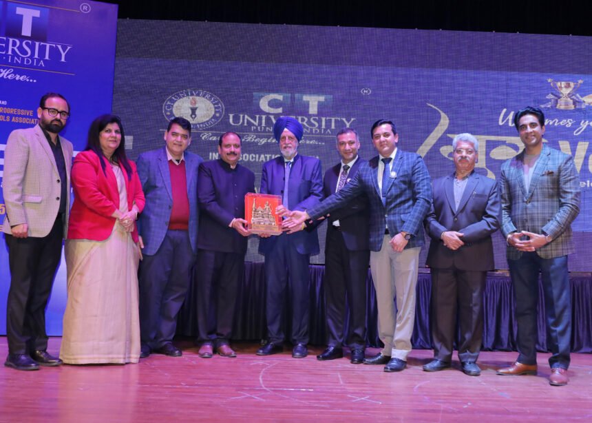 सीटी यूनिवर्सिटी ने समाज को नई दिशा दिखाने वाले अध्यापकों को किया सम्मानित