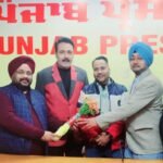 ਪੰਜਾਬ ਪ੍ਰੈੱਸ ਕਲੱਬ ਦੇ ਵਿਹੜੇ ਅੱਜ ਨਵੀਂ ਚੁਣੀ ਟੀਮ ਦਾ ਕਲੱਬ ਦੇ ਜਨਰਲ ਮੈਨੇਜ਼ਰ ਵੱਲੋਂ ਹੋਇਆ ਰਸਮੀ ਸਵਾਗਤ