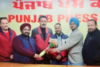 ਪੰਜਾਬ ਪ੍ਰੈੱਸ ਕਲੱਬ ਦੇ ਵਿਹੜੇ ਅੱਜ ਨਵੀਂ ਚੁਣੀ ਟੀਮ ਦਾ ਕਲੱਬ ਦੇ ਜਨਰਲ ਮੈਨੇਜ਼ਰ ਵੱਲੋਂ ਹੋਇਆ ਰਸਮੀ ਸਵਾਗਤ
