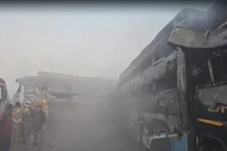 कोहरे का कहर! यमुना एक्सप्रेसवे पर भिड़ीं 8 बसें और 3 कारें, 4 यात्रियों की मौत-25 घायल