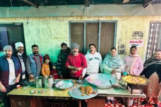 नगर कौंसिल कार्यालय में सफाई मजदूर यूनियन ने लगाया टिक्कियों का लंगर