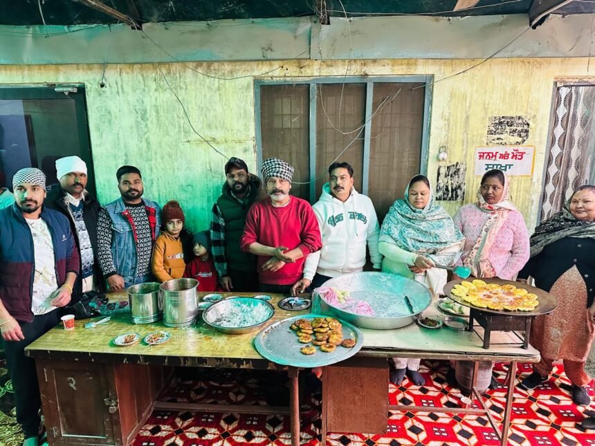 नगर कौंसिल कार्यालय में सफाई मजदूर यूनियन ने लगाया टिक्कियों का लंगर