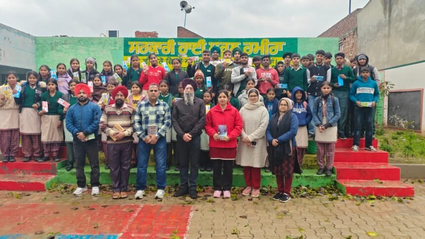 समाज सेवी संस्था नेकी की दुकान करतारपुर ने छात्रों को बांटे ज्योमेट्री बॉक्स