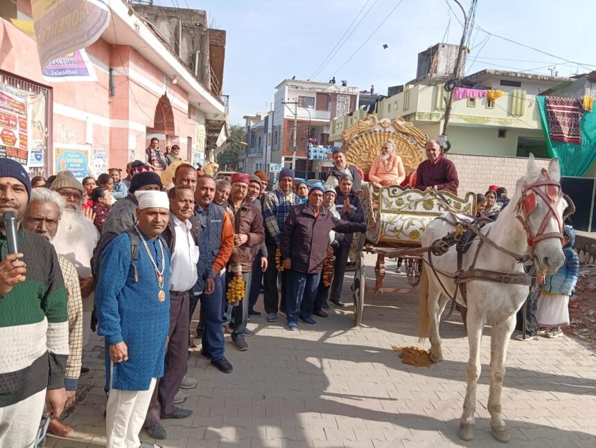 50वें संकीर्तन सम्मेलन के उपलक्ष में निकली गई शोभायात्रा में संत स्वामी विज्ञानानंद जी महाराज ने की अध्यक्षता