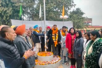 जनता कॉलेज करतारपुर में गणतंत्र दिवस पर पूर्व विधायक चौधरी सुरेंद्र सिंह ने लहराया तिरंगा