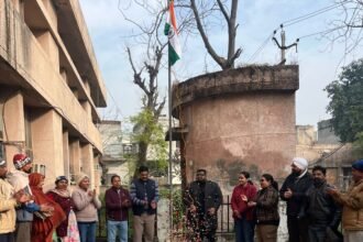 सरकारी अस्पताल करतारपुर में गणतंत्र दिवस के मोके पर डॉक्टर जैक्सन ने लहराया तिरंगा झंडा