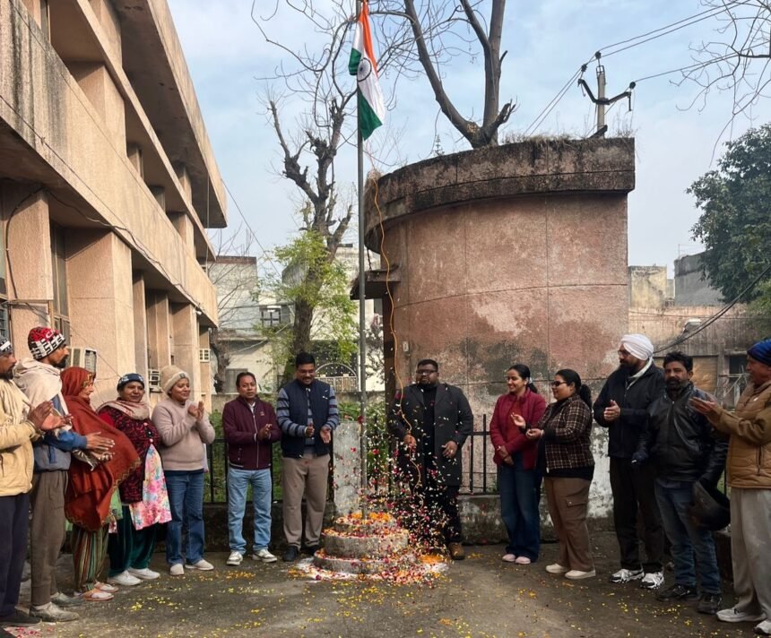 सरकारी अस्पताल करतारपुर में गणतंत्र दिवस के मोके पर डॉक्टर जैक्सन ने लहराया तिरंगा झंडा
