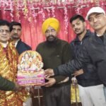 प्राचीन शिव मंदिर में नीलम दत्त के भजनों पर झूमे श्रद्धालु