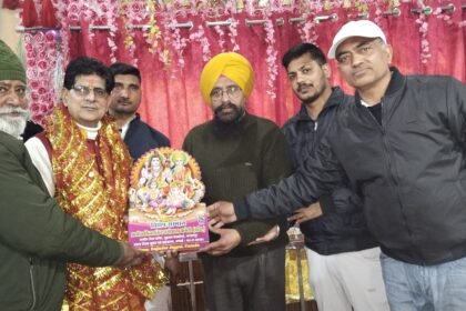 प्राचीन शिव मंदिर में नीलम दत्त के भजनों पर झूमे श्रद्धालु