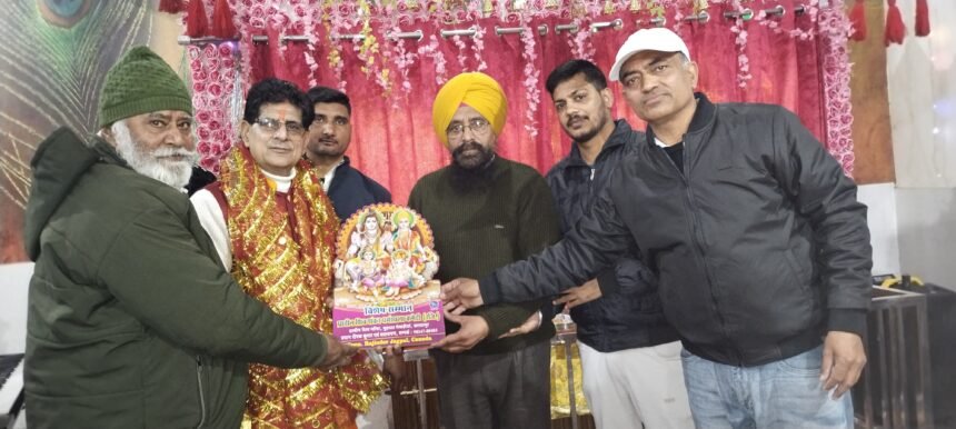 प्राचीन शिव मंदिर में नीलम दत्त के भजनों पर झूमे श्रद्धालु