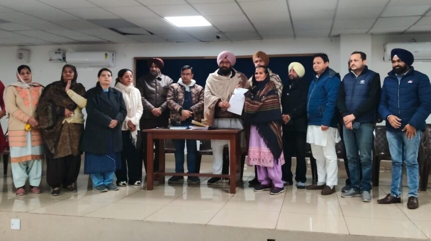 ਪ੍ਰਧਾਨ ਮੰਤਰੀ ਆਵਾਸ ਯੋਜਨਾ ਤਹਿਤ ਲੋੜਵੰਦ ਪਰਿਵਾਰਾਂ ਨੂੰ ਵਿਧਾਇਕ ਬਲਕਾਰ ਸਿੰਘ ਨੇ ਸੈਨਕਸ਼ਨ ਲੈਟਰ ਵੰਡੇ