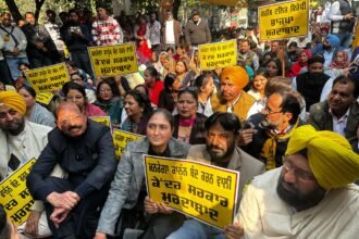 मनरेगा में बदलावों के खिलाफ आम आदमी पार्टी का जालंधर में विरोध प्रदर्शन