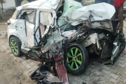 बस और कार की टक्कर से 4 लोगों की मौत, एक व्यक्ति गंभीर रूप से जख्मी