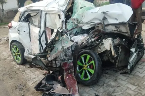 बस और कार की टक्कर से 4 लोगों की मौत, एक व्यक्ति गंभीर रूप से जख्मी