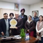 ਸਿਵਲ ਸਰਜਨ ਨੇ ਡਾਕਟਰ ਡੀਪੀ ਸਿੰਘ ਨੂੰ ਕੀਤਾ ਸਨਮਾਨਿਤ