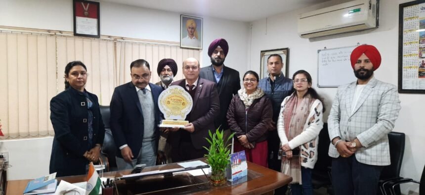 ਸਿਵਲ ਸਰਜਨ ਨੇ ਡਾਕਟਰ ਡੀਪੀ ਸਿੰਘ ਨੂੰ ਕੀਤਾ ਸਨਮਾਨਿਤ ਸਿਵਲ ਸਰਜਨ ਨੇ ਡਾਕਟਰ ਡੀਪੀ ਸਿੰਘ ਨੂੰ ਕੀਤਾ ਸਨਮਾਨਿਤ