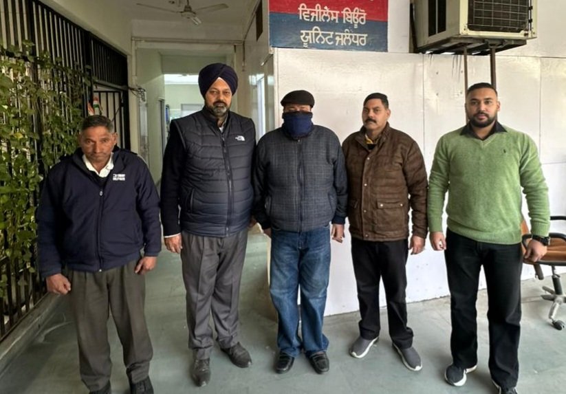 2000 रुपये रिश्वत लेते क्लर्क को विजीलैंस ब्यूरो ने किया काबू