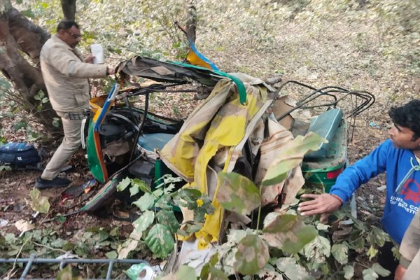 दर्दनाक सड़क हादसा : बेकाबू ट्रक ने श्रद्धालुओं से भरे दो ऑटो कुचले, 5 की मौत