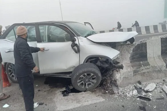 तेज रफ्तार फॉर्च्यूनर डिवाइडर से टकराई, महिला पुलिस कर्मी समेत पांच लोगों की मौत