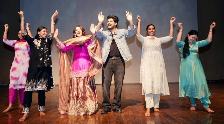 फेमस पंजाबी सिंगर व ऐक्टर गुरनाम भुल्लर और अभिनेत्री ईशा मालवीय ने अपनी प्रस्तुतियों से केएमवी की छात्राओं को किया मंत्रमुग्ध