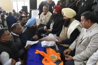 पंजाब अनुसूचित जाति आयोग के चेयरमैन जसवीर सिंह गढ़ी ने अनुसूचित जाति भाईचारे के लोगों की सुनी समस्याएं, डेरा सचखंड बल्लां में टेका माथा