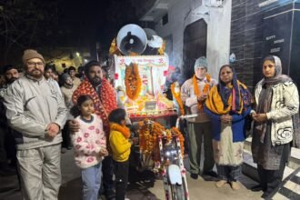 महाशिवरात्रि के उपलक्ष में निकली चौथी प्रभातफेरी का हुआ फूलों की वर्षा से स्वागत