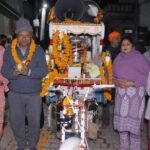 महाशिवरात्रि के उपलक्ष में निकली पांचवी प्रभातफेरी का हुआ फूलों की वर्षा से स्वागत