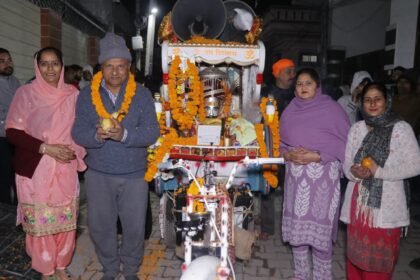 महाशिवरात्रि के उपलक्ष में निकली पांचवी प्रभातफेरी का हुआ फूलों की वर्षा से स्वागत