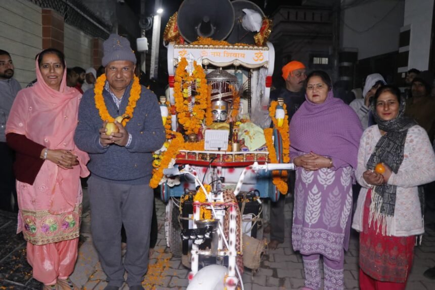 महाशिवरात्रि के उपलक्ष में निकली पांचवी प्रभातफेरी का हुआ फूलों की वर्षा से स्वागत