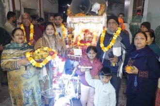 महाशिवरात्रि के उपलक्ष में निकली सातवीं प्रभातफेरी का कई स्थानों पर हुआ फूलों की वर्षा से स्वागत