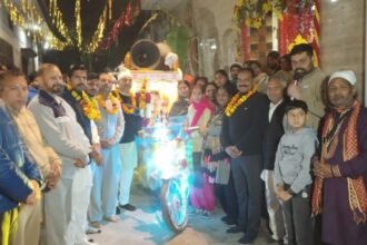 महाशिवरात्रि के उपलक्ष में निकाली आठवीं प्रभातफेरी का कई स्थानों पर हुआ फूलों की वर्षा से स्वागत