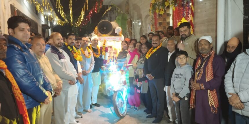 महाशिवरात्रि के उपलक्ष में निकाली आठवीं प्रभातफेरी का कई स्थानों पर हुआ फूलों की वर्षा से स्वागत