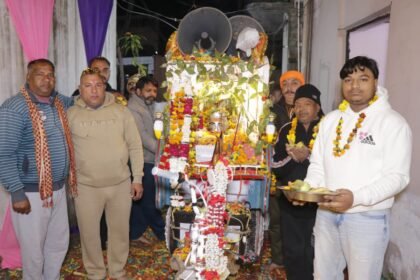 महाशिवरात्रि के उपलक्ष में निकाली नौवीं प्रभातफेरी में उमड़ी शिव भगतों की भीड़ ,फूलों की वर्षा से किया गया स्वागत