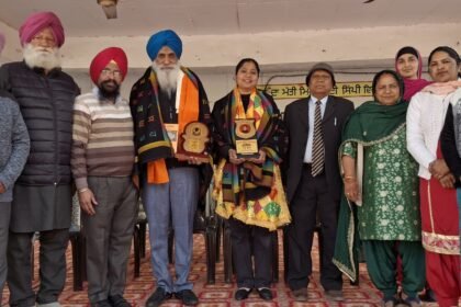 समाज सेवी संस्था नेकी की दुकान करतारपुर ने मैडम नीरू बाला को किया सम्मानित