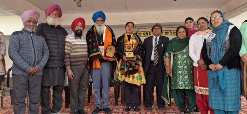 समाज सेवी संस्था नेकी की दुकान करतारपुर ने मैडम नीरू बाला को किया सम्मानित