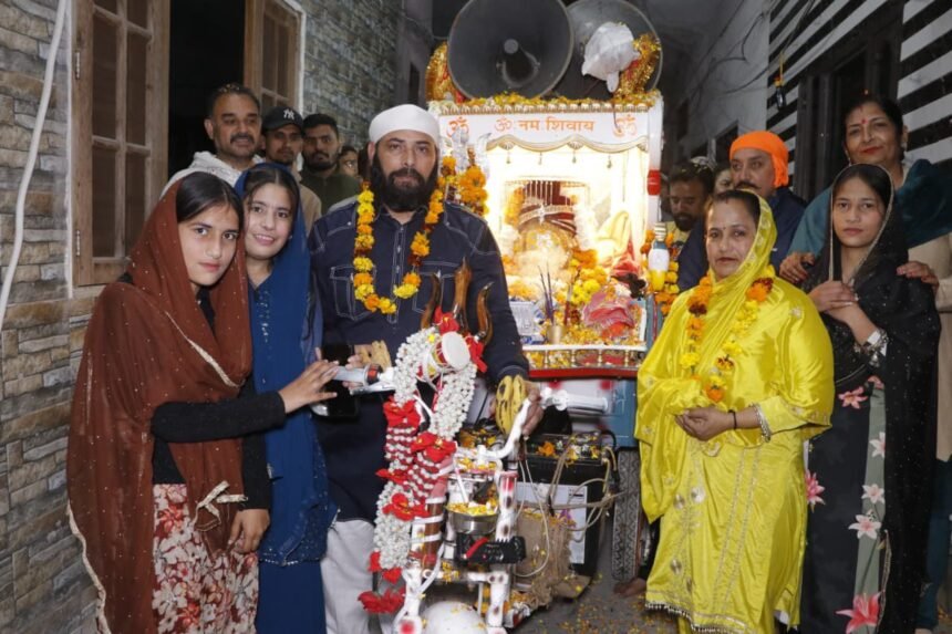 महाशिवरात्रि के उपलक्ष में निकाली दसवीं प्रभातफेरी का भक्तों ने किया फूलों की वर्षा से स्वागत