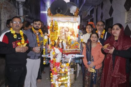 महाशिवरात्रि के उपलक्ष में निकाली 12वीं प्रभातफेरी का फूलों की वर्षा से स्वागत