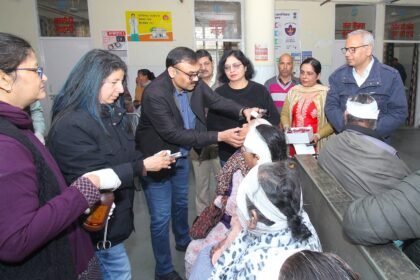 ਸਿਵਲ ਸਰਜਨ ਡਾ. ਰਾਜੇਸ਼ ਗਰਗ ਨੇ ਬਜੁਰਗ ਮੋਤੀਆਬਿੰਦ ਮਰੀਜਾਂ ਦੀ ਖੁਦ ਕੀਤੀ ਪੋਸਟ-ਓਪਰੇਟਿਵ ਜਾਂਚ