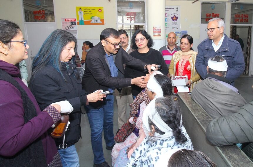 ਸਿਵਲ ਸਰਜਨ ਡਾ. ਰਾਜੇਸ਼ ਗਰਗ ਨੇ ਬਜੁਰਗ ਮੋਤੀਆਬਿੰਦ ਮਰੀਜਾਂ ਦੀ ਖੁਦ ਕੀਤੀ ਪੋਸਟ-ਓਪਰੇਟਿਵ ਜਾਂਚ