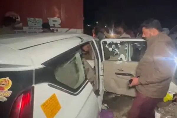 तेज रफ्तार कार और ट्रक की आमने-सामने टक्कर, 4 लोगों की मौत; कटर से काटकर निकालने पड़े शव