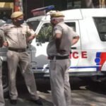 कार के अंदर मिलीं तीन लाशें, दो पुरुष, एक महिला; फ्लाई ओवर पर खड़ी थी गाड़ी