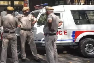 कार के अंदर मिलीं तीन लाशें, दो पुरुष, एक महिला; फ्लाई ओवर पर खड़ी थी गाड़ी