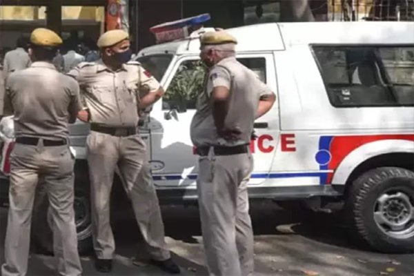 कार के अंदर मिलीं तीन लाशें, दो पुरुष, एक महिला; फ्लाई ओवर पर खड़ी थी गाड़ी