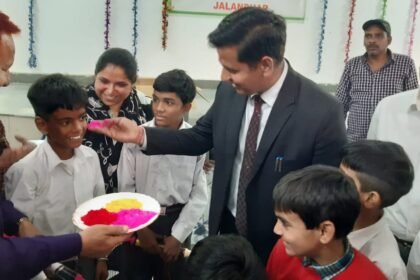 डिप्टी कमिश्नर ने विशेष ज़रूरत वाले बच्चों के साथ होली मनाई, होली आपसी प्यार, एकता और मेलजोल का त्योहार
