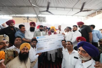 पंजाब के मुख्यमंत्री भगवंत सिंह मान ने आदमपुर के गाजीपुर मोहल्ला में लोगों से की बातचीत