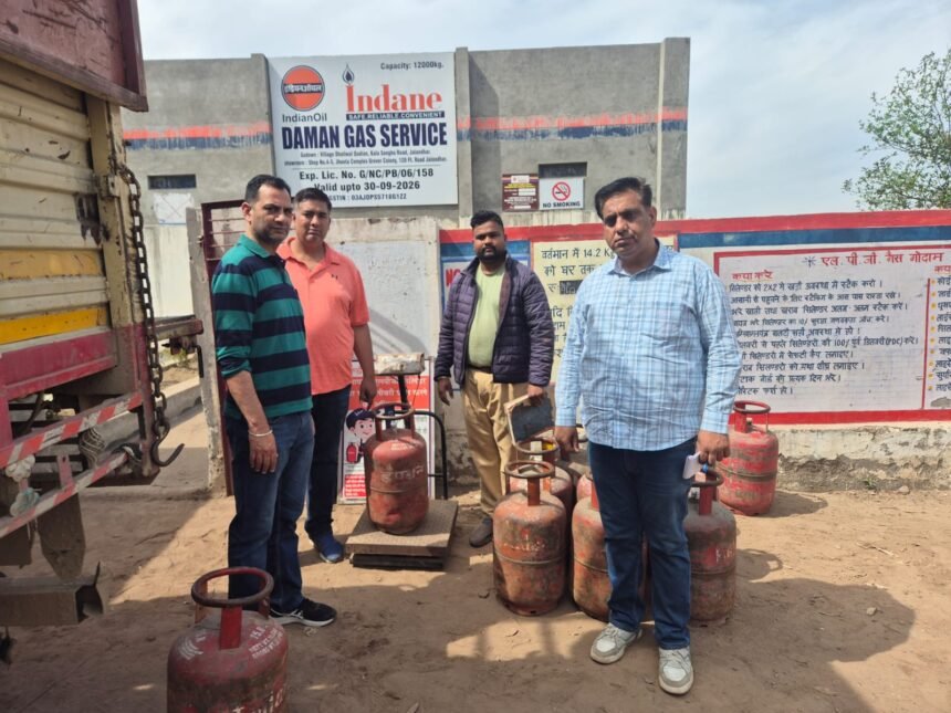 गैस सिलेंडरों की सप्लाई पर जिला प्रशासन की सख्त निगरानी, टीमों द्वारा गैस एजेंसियों की चेकिंग लगातार जारी