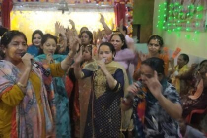 प्राचीन शिव मंदिर में होली की रही धूम, भजनों पर झूमी महिलाएँ